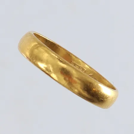 Ring slät stl:17½ bredd 4mm bucklig 23K. Vikt: 4,4 g