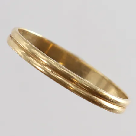 Ring stl:20¾ bredd 2,6mm ostämplat 14K. Vikt: 1,6 g
