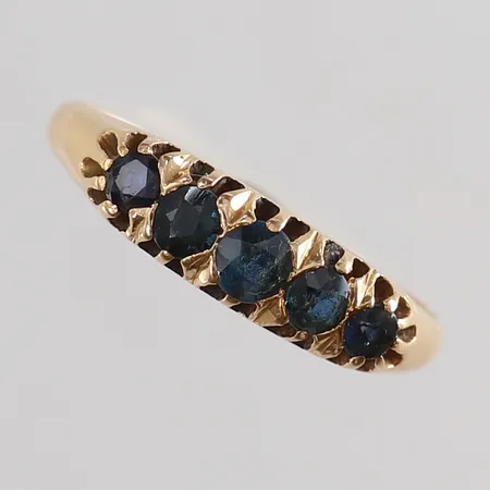 Ring med safirer stl:17½ bredd 1,8-4,5mm 18K. Vikt: 2,8 g