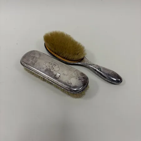 2 Borstar, nysilver, monogramgravyr. Skickas med paket.