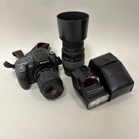 Kamera Sony 550 Sigma 70-300, objektiv Sony 50mm, minolta 3200 laddare, väska. Skickas med postpaket.