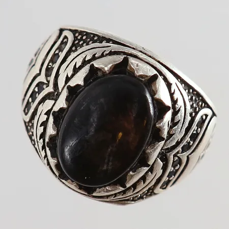Ring med svart sten stl:18¼ bredd 4-18,5mm skev Silver 925/1000.  Vikt: 7,4 g
