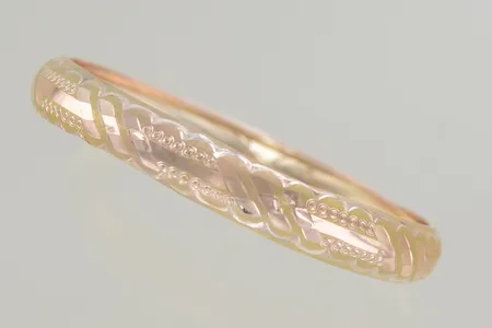 Armring diam 6 cm bredd 10 mm, böjd på ett ställe 14K Vikt: 4,4 g