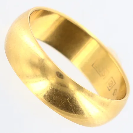 Ring slät stl:16 bredd: 5mm, gravyr, 18K Vikt: 3,5 g