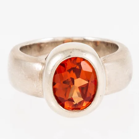 Ring med orange sten (troligen cubik zirkonia) stl:18½ bredd 6,5-13,8mm, silver 925/1000 13,5g.