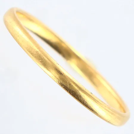 Ring slät stl: 18½ bredd: 2mm, skev, 18K Vikt: 1,8 g