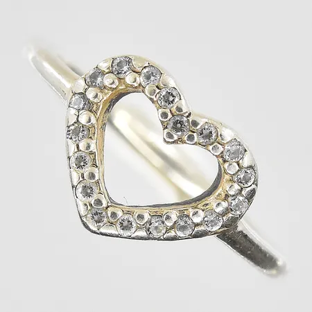 Ring hjärta med vita stenar stl 16½, bredd 2-10 mm, silver 925/1000. Vikt: 1,9 g