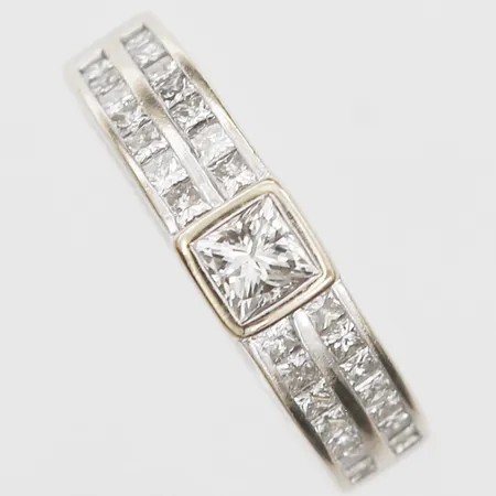Ring med prinsesslipade diamanter totalt 1,08ct enligt gravyr, tillverkad av Guldfynd/GHA, förminskningskulor i skena, stl: ca 16, 18K vitguld Vikt: 5,4 g