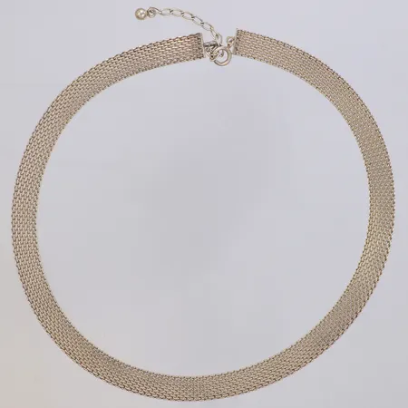 Collier halvstelt, längd justerbar 41-47cm, bredd 10mm, 835/1000 silver Vikt: 38,9 g