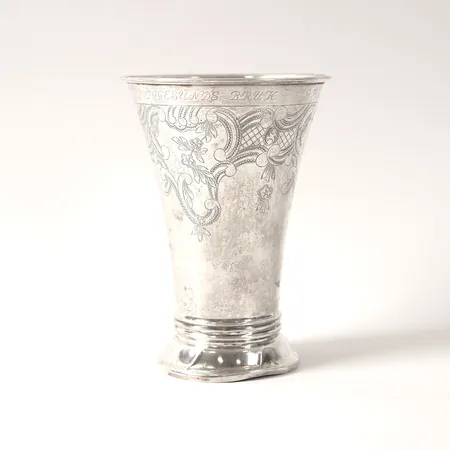 Bägare med dekor, K Andersson, Stockholm, 1949, höjd 17,5cm, bredd ca 8,5-12,5cm, gravyr, bucklig, Silver. Vikt: 251,8 g