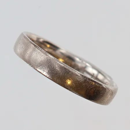 Ring slät stl:19 bredd 4mm gravyr repor vitguld 18K. Vikt: 5,2 g