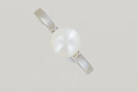 Ring med pärla stl 16½ bredd 7 mm, nött pärla 14K Vikt: 3,3 g