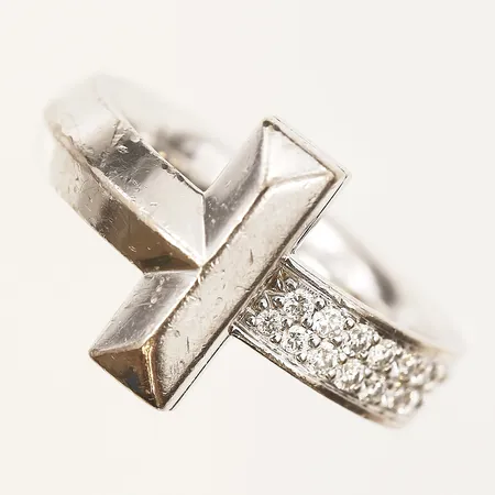 Ring, Tiffany & Co, modell T1, med briljantslipade diamanter, totalt 0,21ct enligt gravyr, slitage, med box och ytterkartong, 18K vitguld, vikt 11,8g. Nypris: 60000:-