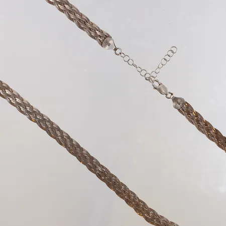 Collier flätad längd 42-47cm bredd 8mm GHA, mittenlänk defekt Silver 925/1000. Vikt: 11,1 g