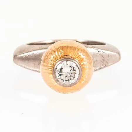 Ring Sigurd Persson Design med en briljantslipad diamant ca 0,40ct stl:16 bredd 2,6-10,4mm, röd- och vitguld 18K 9,6g. 