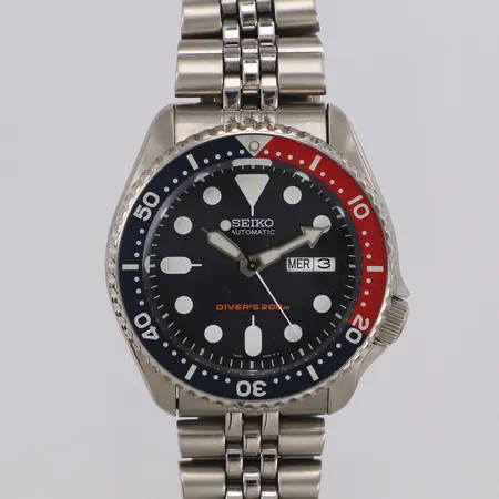 Armbandsur Seiko Scuba Diver`s 200m, stål, automatisk, 42,5mm, svart urtavla, referensnr 7S26-0020, serienr 940997, dag, datum, sekundvisare, stål/ stållänk innermått inklusive ur ca 16cm, viklås, bruksskick, inga tillbehör