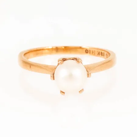 Ring i 18K guld med en 5,8 mm´s odlad pärla. Stl:16. Bredd 1,8 mm. Vikt 2,3g Vikt: 2,3 g