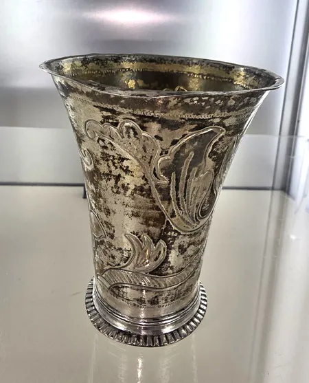 Bägare sent 1800-tal Chinese export silver, höjd 9 cm, diam 7,5 cm silver runt 900-925/1000, 56,5 gr.Signatur TS Wan var en känd silversmed tillverkade lyxföremål i Kanton och Honkong ca 1880-1930. Vikt: 56,5 g