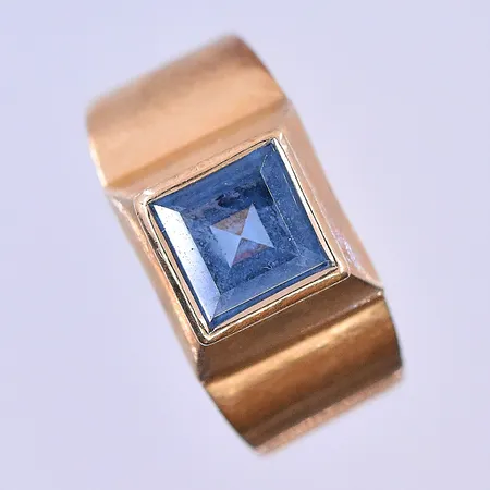 Ring med blå sten stl:17¼, bredd 4-10 mm 18K. Vikt: 3,2 g