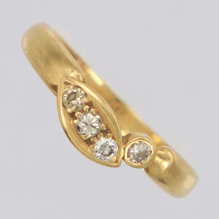 Ring med diamanter totalt ca 0,12ct, stl:17, bredd 3mm, 18K Vikt: 3 g