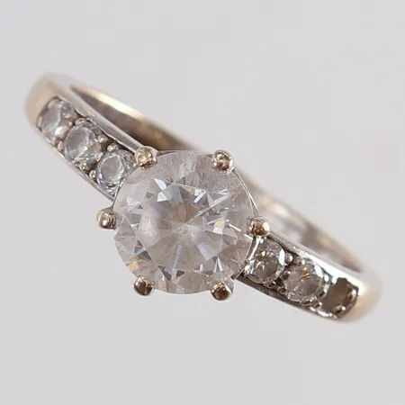 Ring med vita stenar stl:17½ bredd 1,7-8mm vitguld, en sten saknas 18K. Vikt: 3,5 g