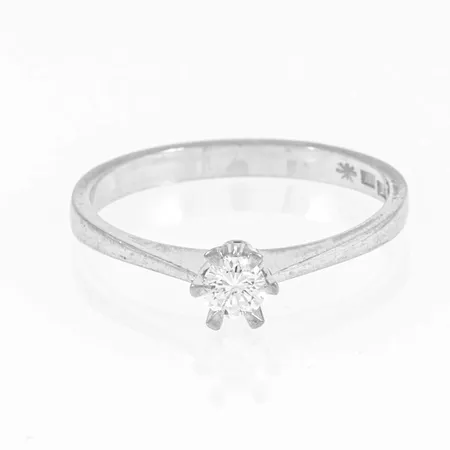 Stjärnringen Ring "Galaxia" med en briljantslipad diamant 0,20ct (Tw/Luppren-vvs) stl:18½ bredd 2,3-5mm, certifikat Stjärnringen medföljer, vitguld 18K 2,8g.