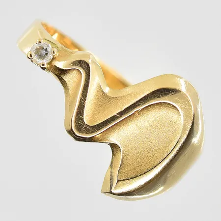 Ring med vit sten Pernilla Wiberg Alton stl 17¾, bredd 3-11 mm, 18K. Vikt: 2,7 g