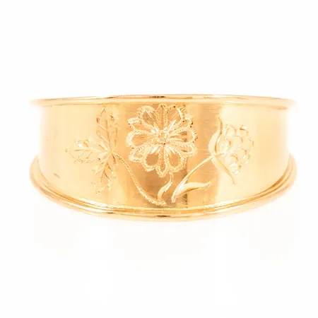 Doserad ring med graverat blommotiv stl:19½ bredd 2,5-10,3mm, 18K 2,5g.  