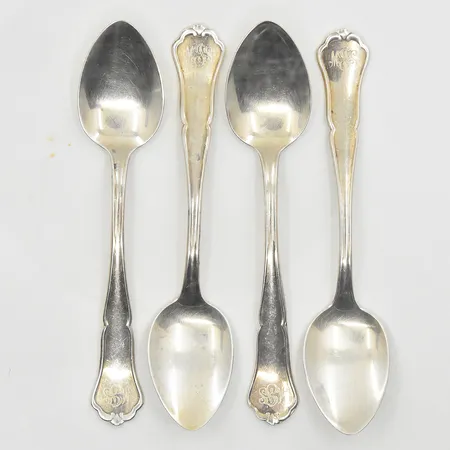 Kaffeskedar 4 stycken med monogramgravyr, längd 11½ cm, silver 830/1000. Vikt: 49,7 g