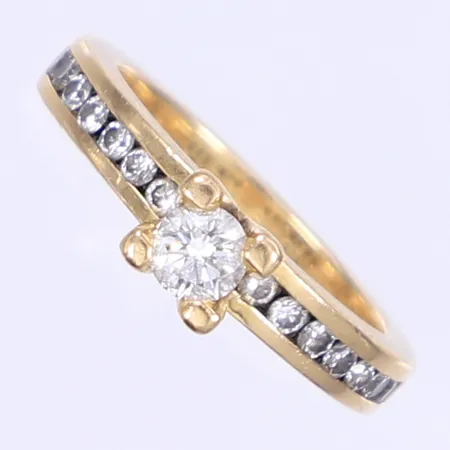 Ring med diamanter totalt 1xca 0,33ct 14xca 0,02ct stl:17½ bredd 3-6mm tillv. Hedens Guld gravyr 18K Vikt: 7,2 g