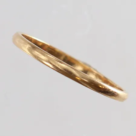 Ring slät stl:18¾ bredd 1,7mm 18K.  Vikt: 1,6 g