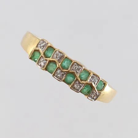 Ring med smaragder samt 8/8-slipade diamanter 8 x 0,0075ct stl:19¾ bredd 2-5mm 18K.  Vikt: 2,7 g