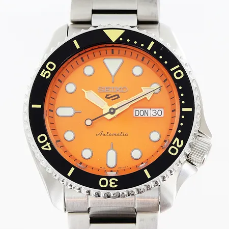 Herrur Seiko 5 sports stål automatisk Ø42mm, dag, datum, ref 4R36-07G0, serienr 610273, glasbaksida, original stållänk ca 21cm, viklås, box, inga övriga tillbehör. Vikt: 0 g