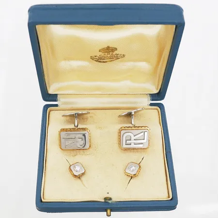 Ett par manschettknappar med monogram "RL" i relief samt ett par skjortknappar med briljantslipade diamanter 2 x ca 0,10ct, tillverkade av Carlman, Stockholm 1949, originaletui, 18K guld samt vitguld Vikt: 34,4 g