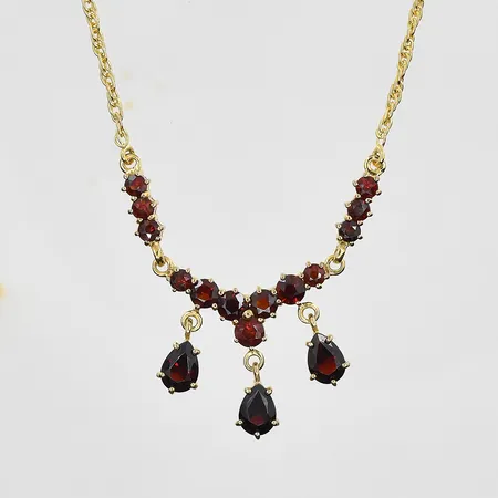 Collier med Granater längd 42 cm, länkens bredd 2 mm, förgylld, silver 925/1000. Vikt: 7,6 g