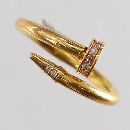 Ring med stenar stl:17 bredd 9,5mm ihålig bucklig 21K. OBS! Ej smyckes design! Vikt: 2,5 g