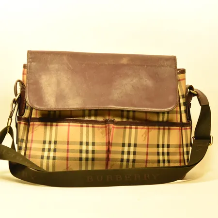 Väska Burberry Vintage Haymarket Nova Ceck, ca 1990-tal, mått ca 39x30x11, canvas med läderdetaljer, repigt läder på lock, inga tillbehör