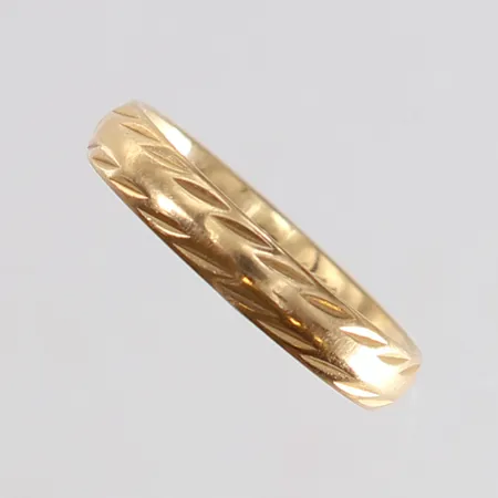 Ring med dekor stl:16 bredd 3,3mm gravyr 18K. Vikt: 2,5 g