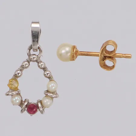 Hänge med fröpärlor och röd sten, 18x11mm, pärla saknar, Udda örhänge med pärla Ø4mm, 18K Vikt: 1,5 g