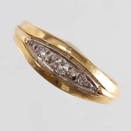 Ring med diamant 1 x 0,05ct 8/8-slipad 2 x 0,02ct stl:16¾ bredd 2,8-6,8mm stämplat AH 1910 tvåfärgat 18K.  Vikt: 4,1 g