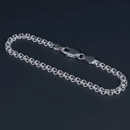 Oanvänt armband x-länk i silver 925/1000. Längd 19 cm, bredd 4,2 mm. Karbinhake. 5,5g.