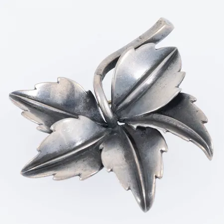 Brosch med lövdekor. Mått 36 x 39 mm. Silver 830/1000 7,1g.