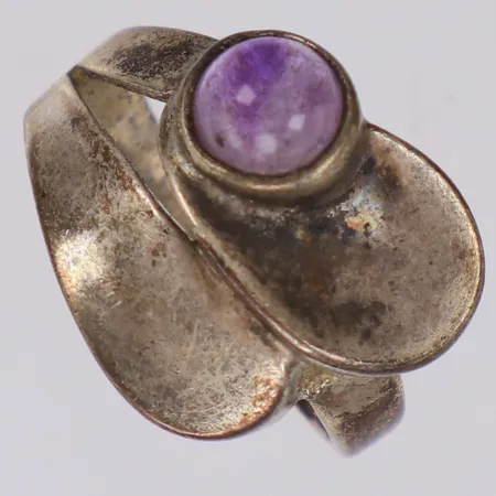 Ring med cabochonslipad ametist stl:16½, bredd 15,8mm, importstämplad, 925/1000 silver Vikt: 4,6 g
