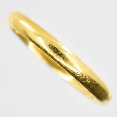 Ring stl 18¼, bredd 3 mm, gravyr, mycket skev skena, 23K. Vikt: 4,2 g