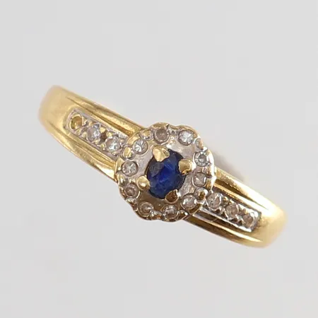 Ring med safir samt 8/8-slipade diamanter 13 x 0,0075ct stl:17 bredd 1,8-7,5mm en diamant saknas 18K.  Vikt: 2,1 g