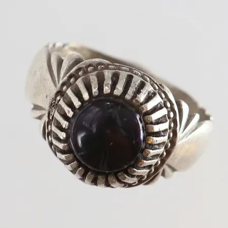 Ring med svart sten stl:19 bredd 4,5-13,5mm skev Silver 925/1000.  Vikt: 5,8 g