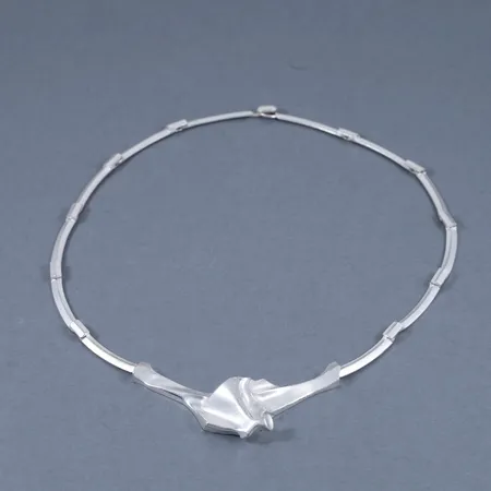Collier "Bianca" av Björn Weckström för Lapponia Finland 44cm bredd 3,7-22mm, stämplad M8 (1989) LAPPONIA, fint skick, silver 925/1000 36,5g.  