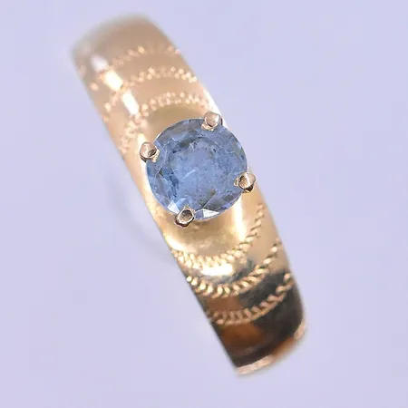 Ring med blå sten stl:18¼, 18K. Vikt: 1,2 g