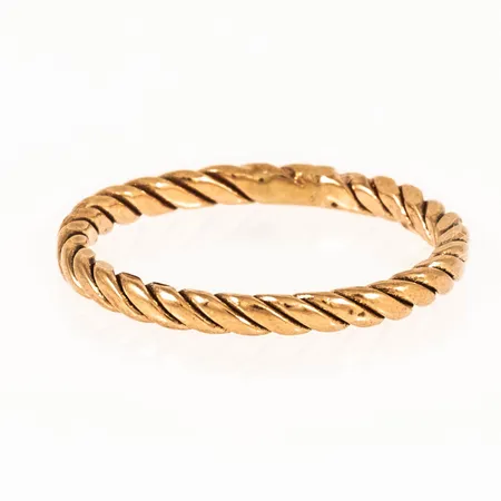 Tvinnad ring i 18K guld. Stl:16. Bredd 1,9 mm. Vikt 1,7g Vikt: 1,7 g