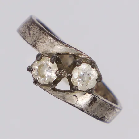Ring med vita stenar stl:16¼, bredd 8mm, 835/1000 silver Vikt: 2,3 g